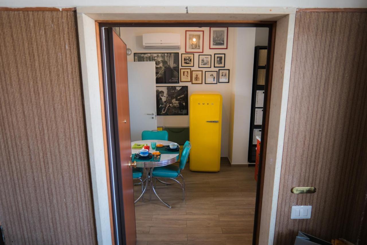 Hollywood Apartment Near Station With Parking Bari Exterior foto